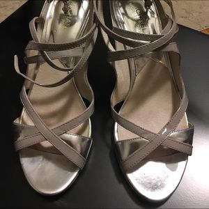 Patent metallic leather shoe